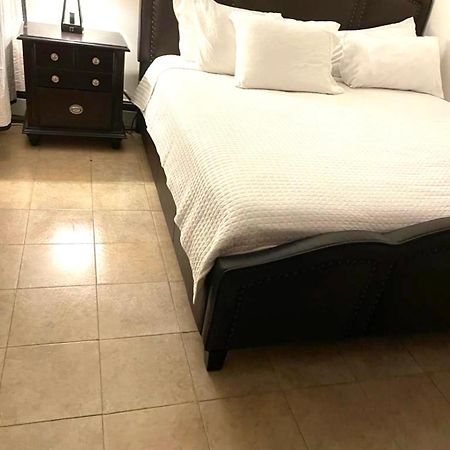 Large 3-Bedrooms/2-Bath Apt, One Block To Train New York City Exterior photo