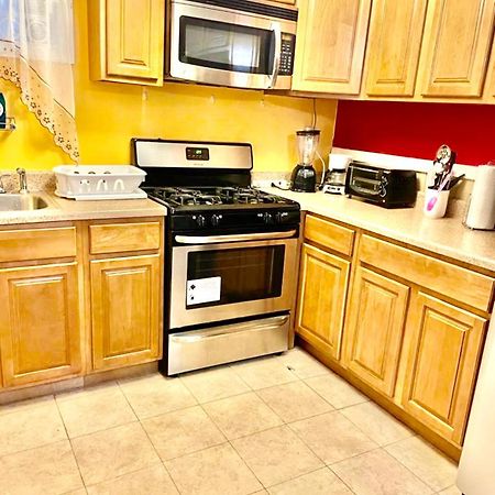 Large 3-Bedrooms/2-Bath Apt, One Block To Train New York City Exterior photo