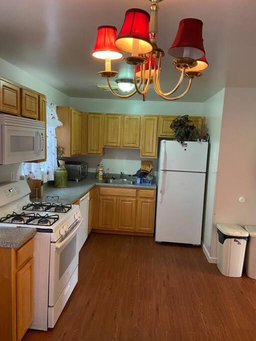 Large 3-Bedrooms/2-Bath Apt, One Block To Train New York City Exterior photo