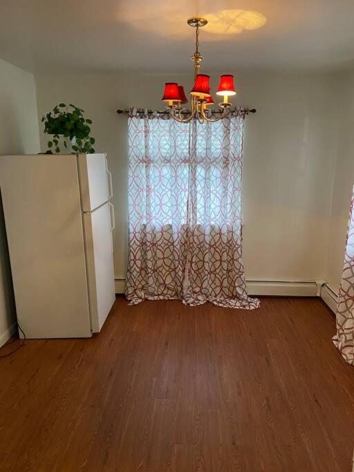 Large 3-Bedrooms/2-Bath Apt, One Block To Train New York City Exterior photo
