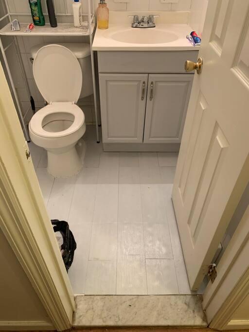 Large 3-Bedrooms/2-Bath Apt, One Block To Train New York City Exterior photo