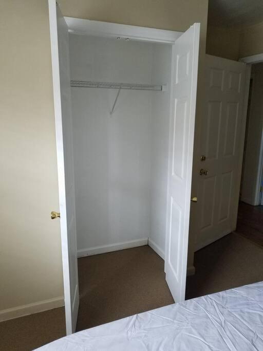 Large 3-Bedrooms/2-Bath Apt, One Block To Train New York City Exterior photo
