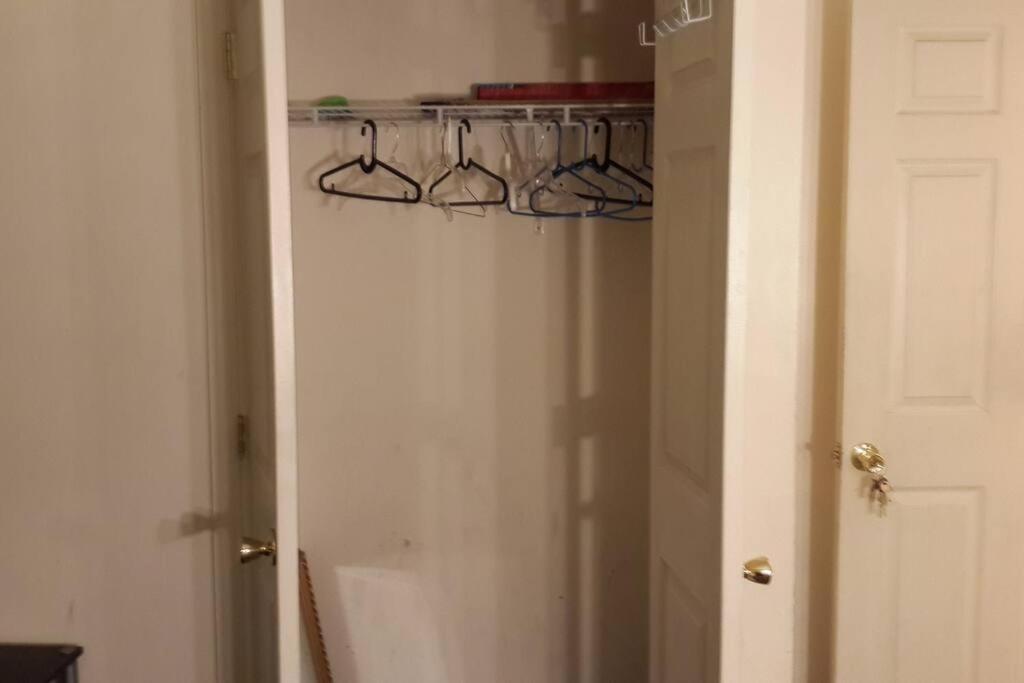 Large 3-Bedrooms/2-Bath Apt, One Block To Train New York City Exterior photo