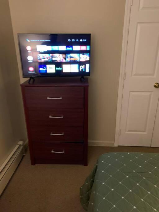 Large 3-Bedrooms/2-Bath Apt, One Block To Train New York City Exterior photo