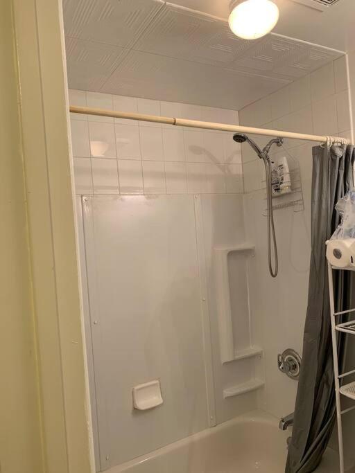 Large 3-Bedrooms/2-Bath Apt, One Block To Train New York City Exterior photo