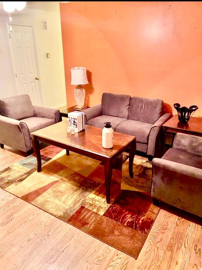 Large 3-Bedrooms/2-Bath Apt, One Block To Train New York City Exterior photo