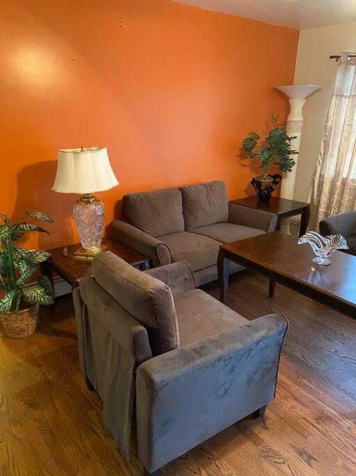 Large 3-Bedrooms/2-Bath Apt, One Block To Train New York City Exterior photo