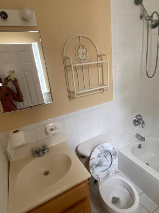 Large 3-Bedrooms/2-Bath Apt, One Block To Train New York City Exterior photo