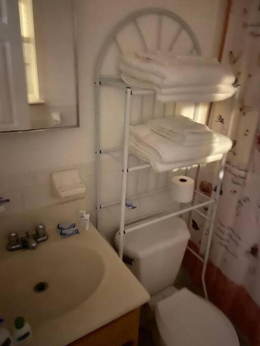Large 3-Bedrooms/2-Bath Apt, One Block To Train New York City Exterior photo
