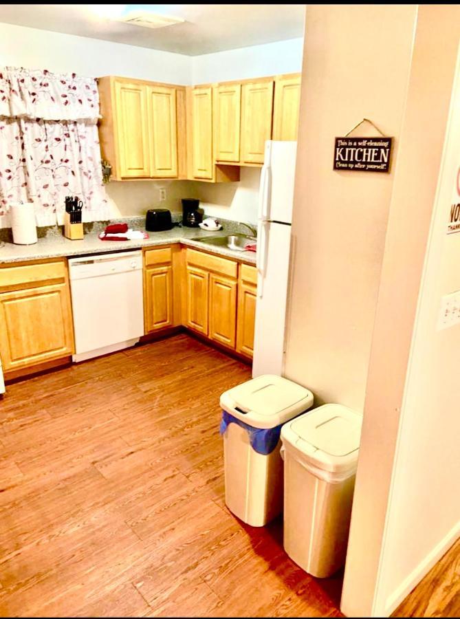 Large 3-Bedrooms/2-Bath Apt, One Block To Train New York City Exterior photo