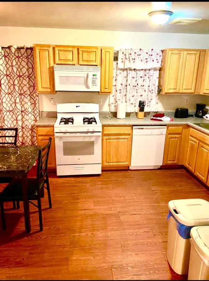 Large 3-Bedrooms/2-Bath Apt, One Block To Train New York City Exterior photo
