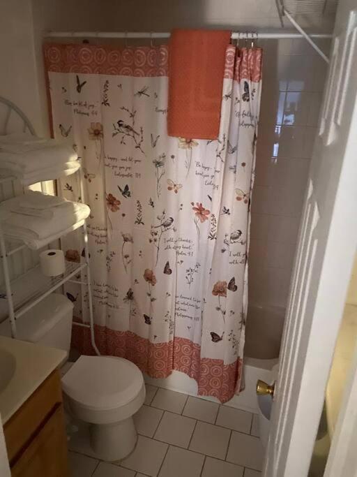 Large 3-Bedrooms/2-Bath Apt, One Block To Train New York City Exterior photo