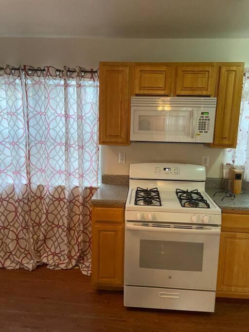 Large 3-Bedrooms/2-Bath Apt, One Block To Train New York City Exterior photo