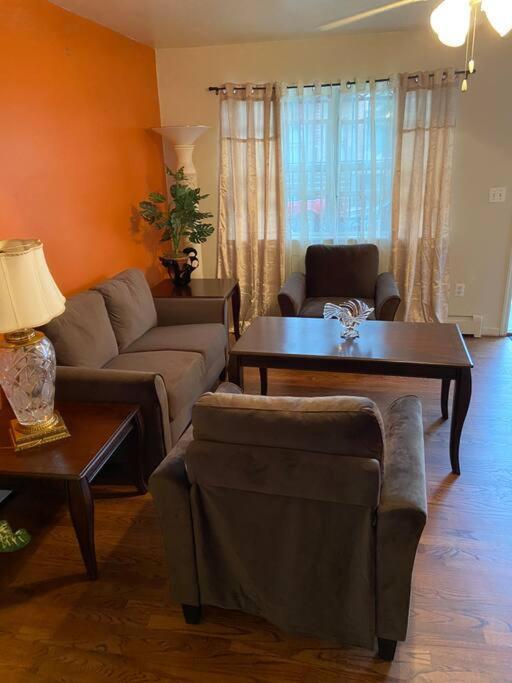 Large 3-Bedrooms/2-Bath Apt, One Block To Train New York City Exterior photo