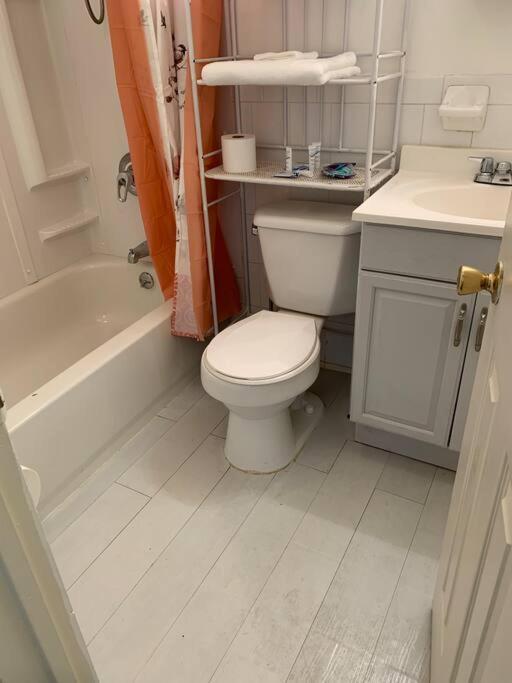 Large 3-Bedrooms/2-Bath Apt, One Block To Train New York City Exterior photo