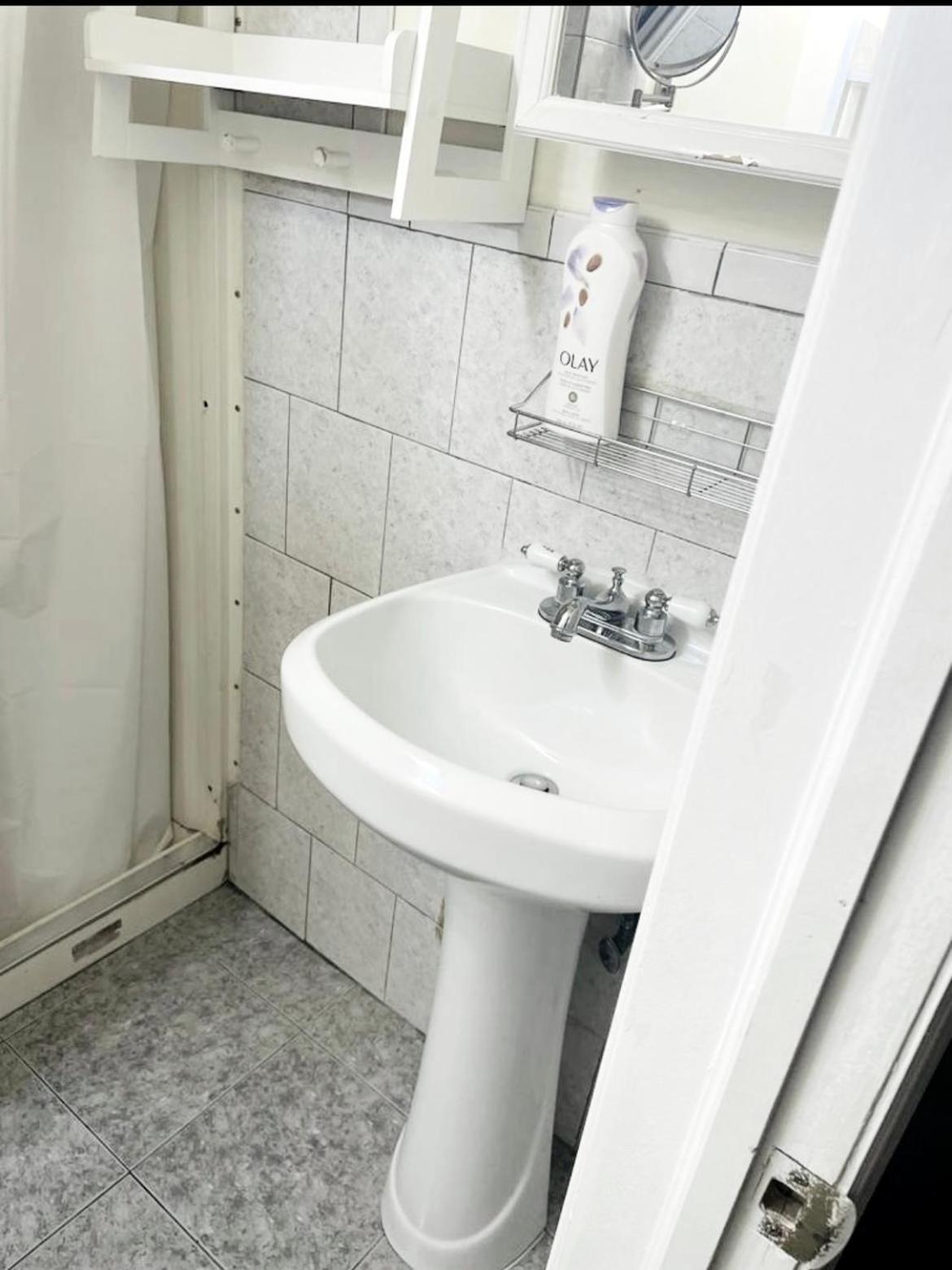 Large 3-Bedrooms/2-Bath Apt, One Block To Train New York City Exterior photo