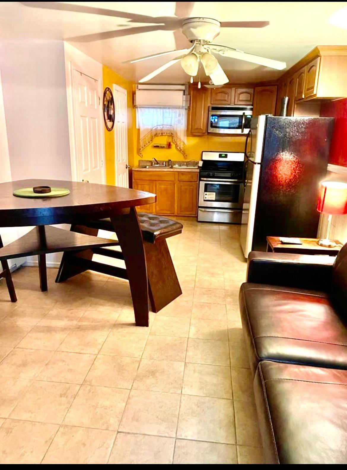 Large 3-Bedrooms/2-Bath Apt, One Block To Train New York City Exterior photo