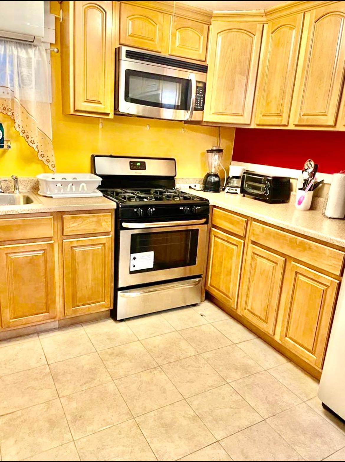 Large 3-Bedrooms/2-Bath Apt, One Block To Train New York City Exterior photo